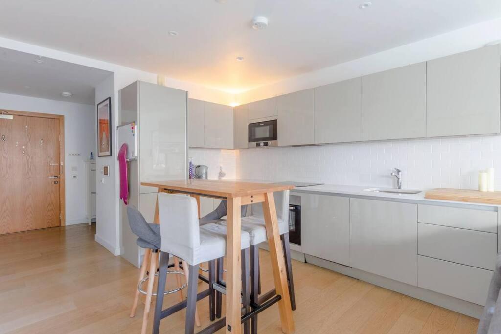 Superb 1 Bedroom Apartment 3Mins From Tube Station London Kültér fotó
