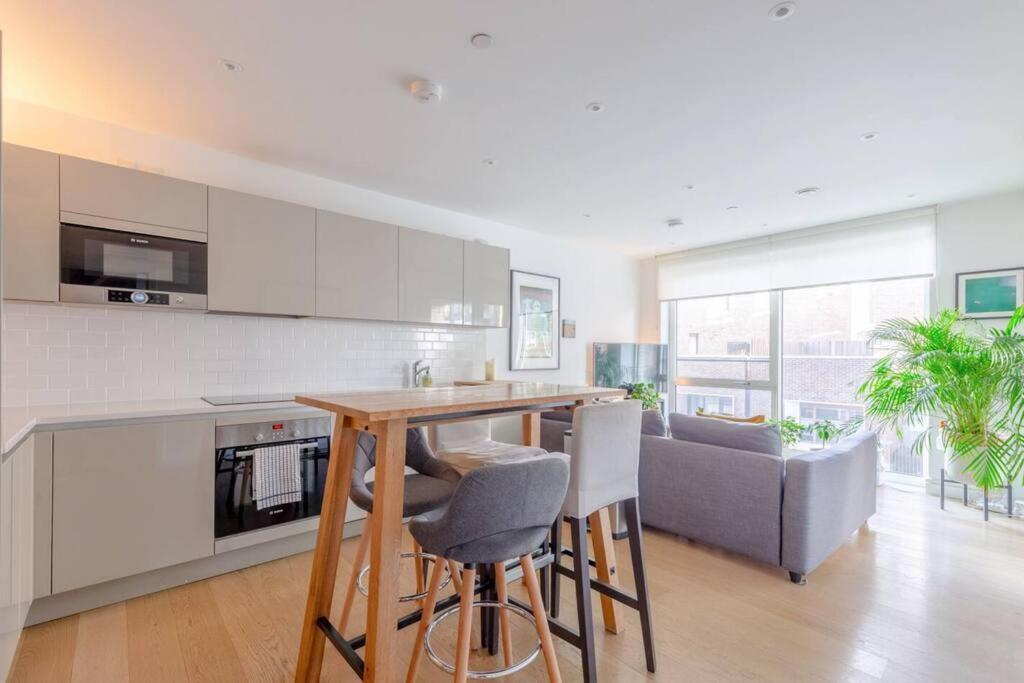 Superb 1 Bedroom Apartment 3Mins From Tube Station London Kültér fotó