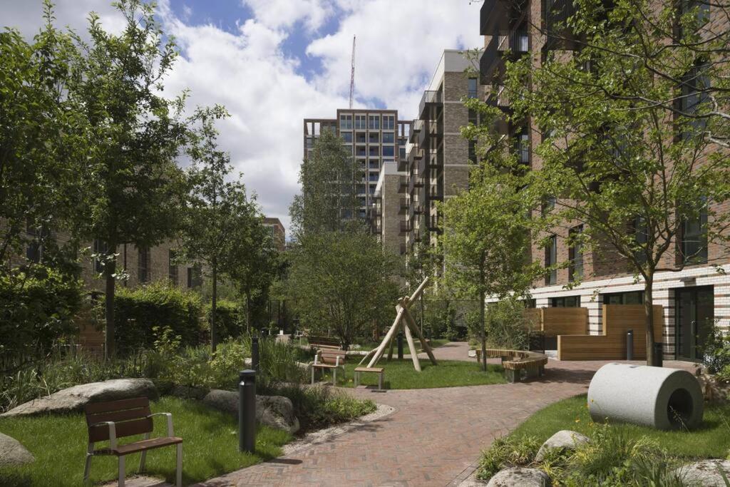 Superb 1 Bedroom Apartment 3Mins From Tube Station London Kültér fotó