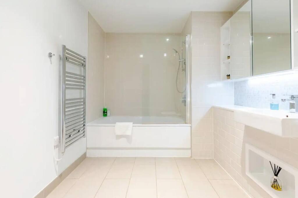 Superb 1 Bedroom Apartment 3Mins From Tube Station London Kültér fotó