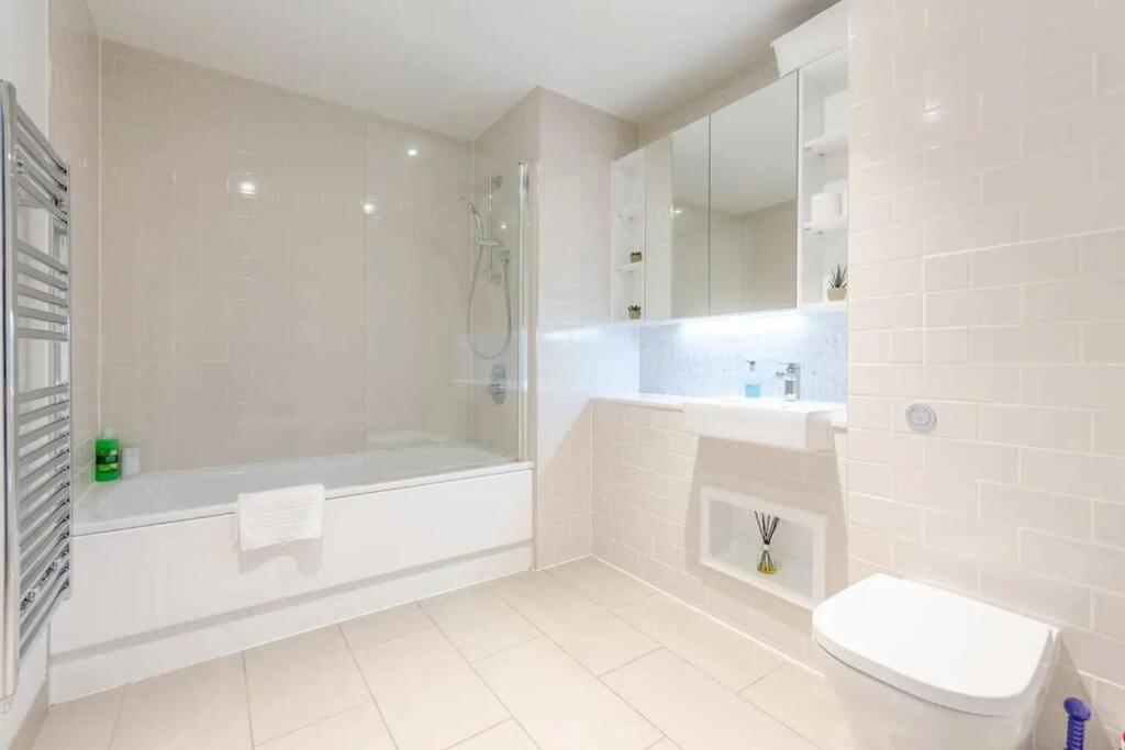 Superb 1 Bedroom Apartment 3Mins From Tube Station London Kültér fotó